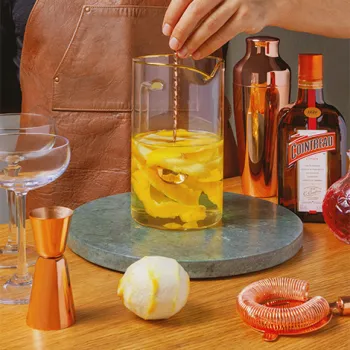 Deixe a tequila em infusão com casca de limão siciliano durante a noite (aprox. a casca de 2 limões para 500 ml de tequila)
