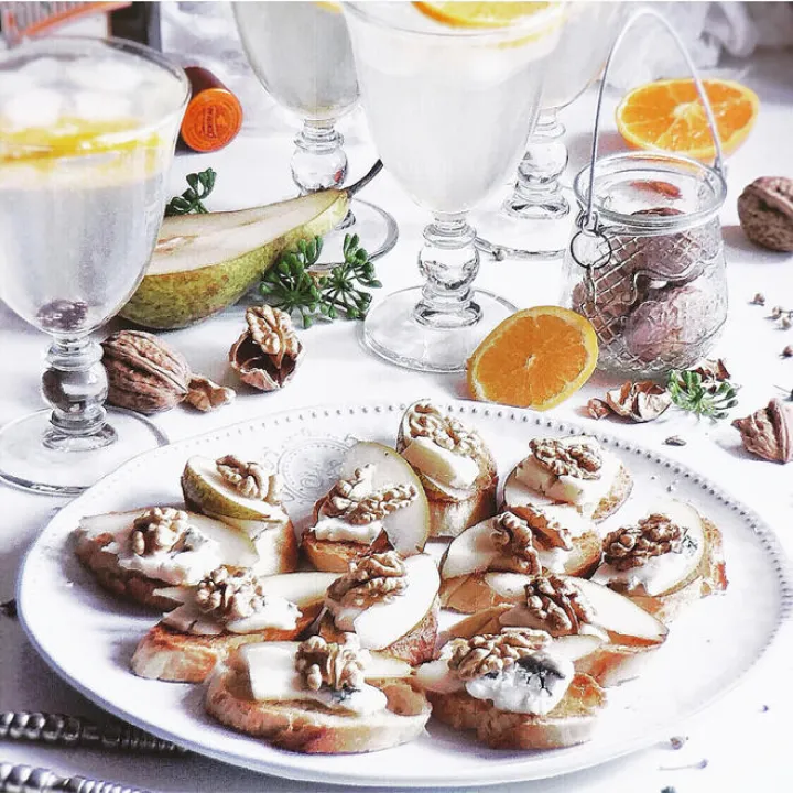 Blue cheese and pear crostini