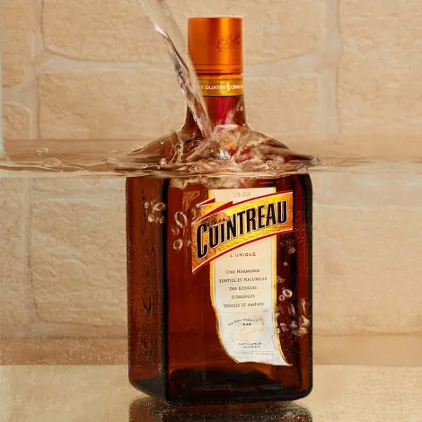 Plongez la bouteille de Cointreau dans de l’eau chaude