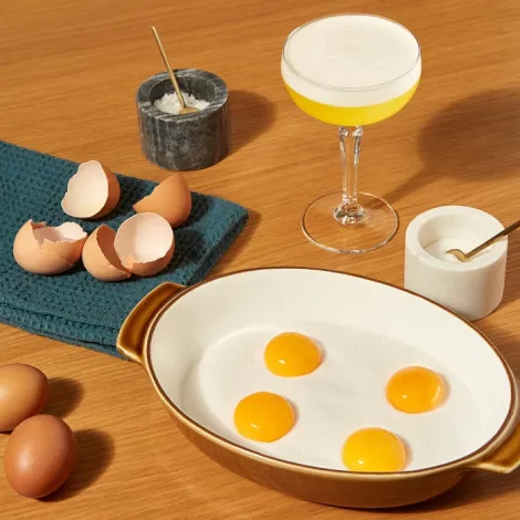 Faites de petits trous pour vos jaunes d'œufs et placez-en un dans chaque trou.