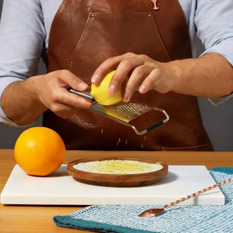 Zestez 1 citron jaune au dessus du sel, puis remuez délicatement.