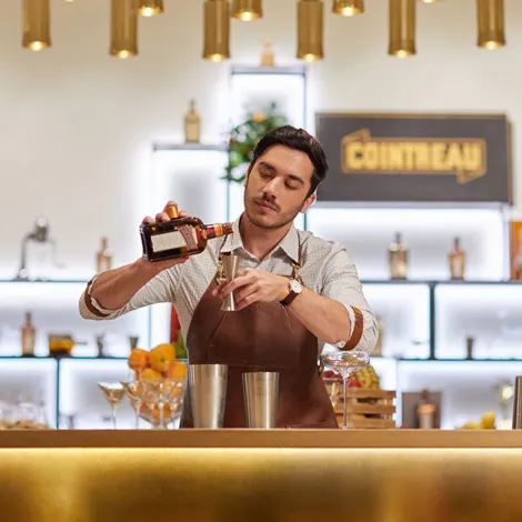 barman serving carré cointreau angers