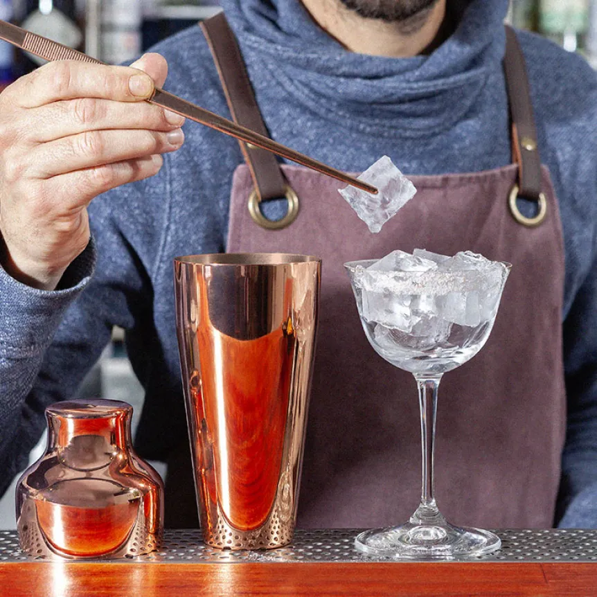 WIE MAN EIN COCKTAILGLAS KÜHLT