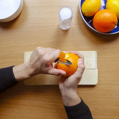 Wie man Orangenschalen verwendet Schritt 1
