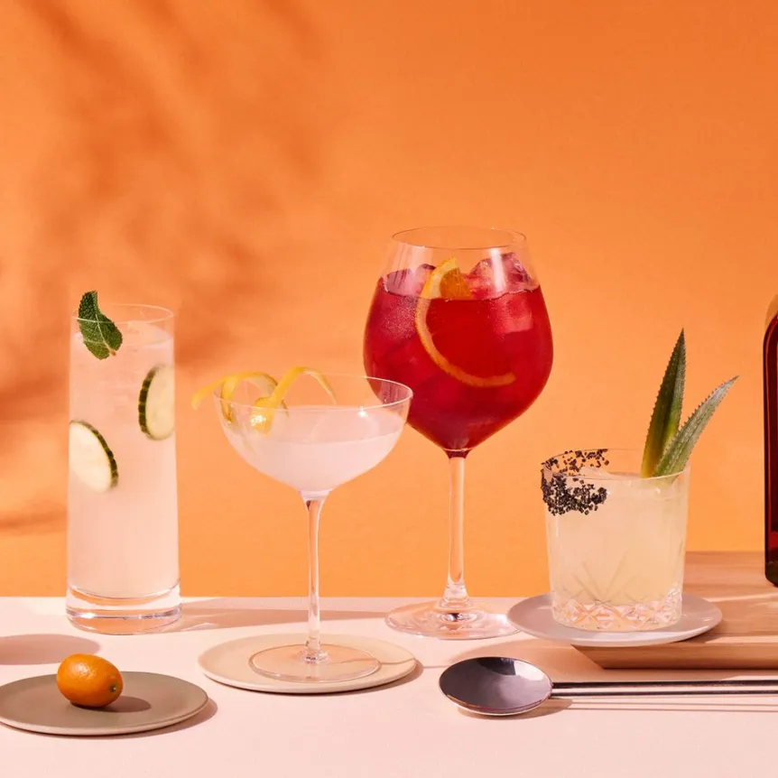 Cuatro artistas ilustran cuatro cocktails