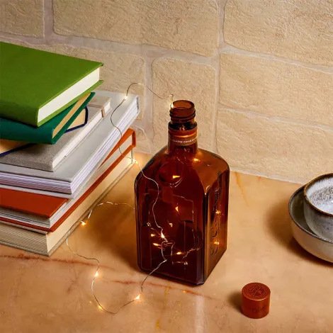 Paso 2 Cómo introducir una guirnalda de luces en tu botella de Cointreau