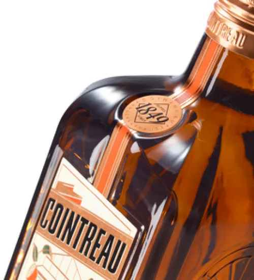 Cointreau dévoile le nouveau design de son iconique bouteille