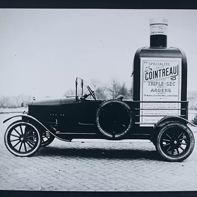 voiture publicitaire Cointreau