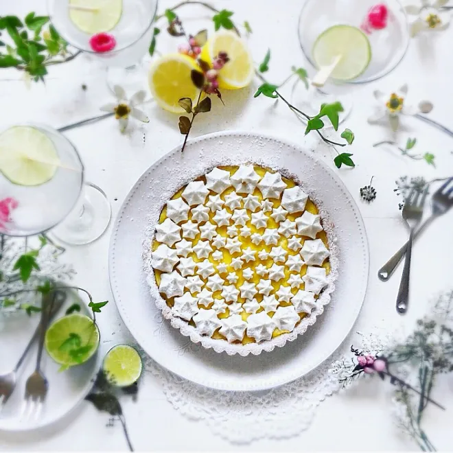 Lemon tart with mini meringues