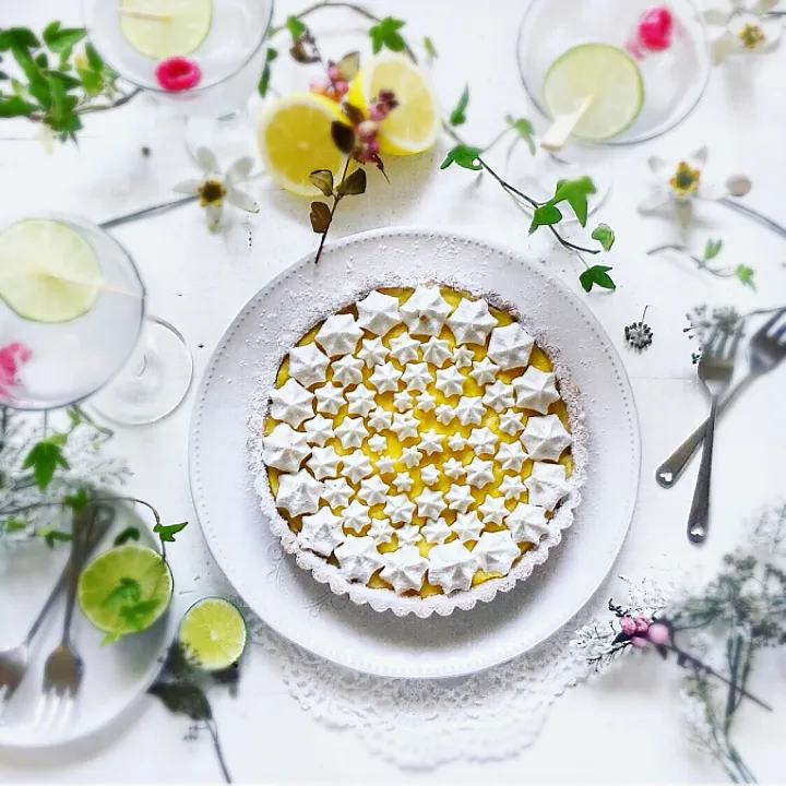 Lemon tart with mini meringues
