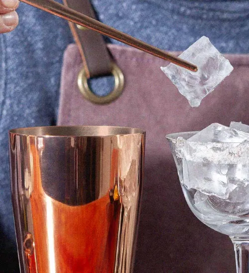 Come raffreddare un bicchiere da cocktail cover