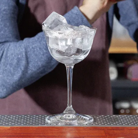 Come raffreddare un bicchiere da cocktail 2