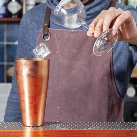 Come raffreddare un bicchiere da cocktail 3